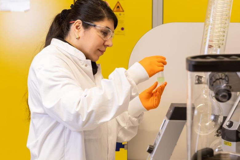 Niloofar Tamasebi in the lab