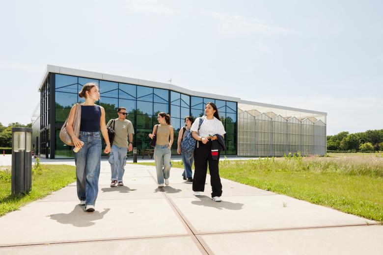 Students walking in front of the research greenhouse in Venlo