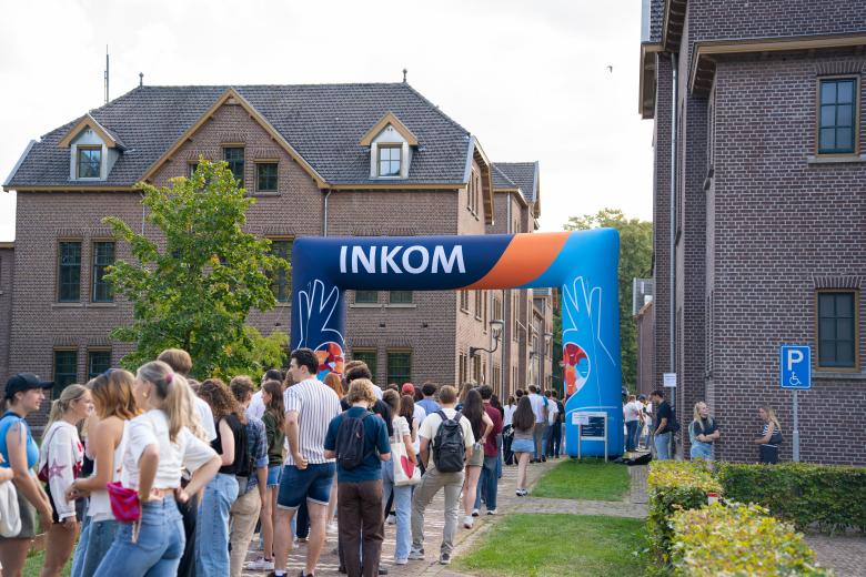 Students arrive at INKOM at Tapijn. 