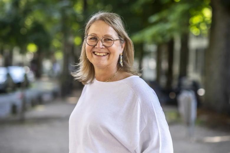 Mariola van Drongelen outside