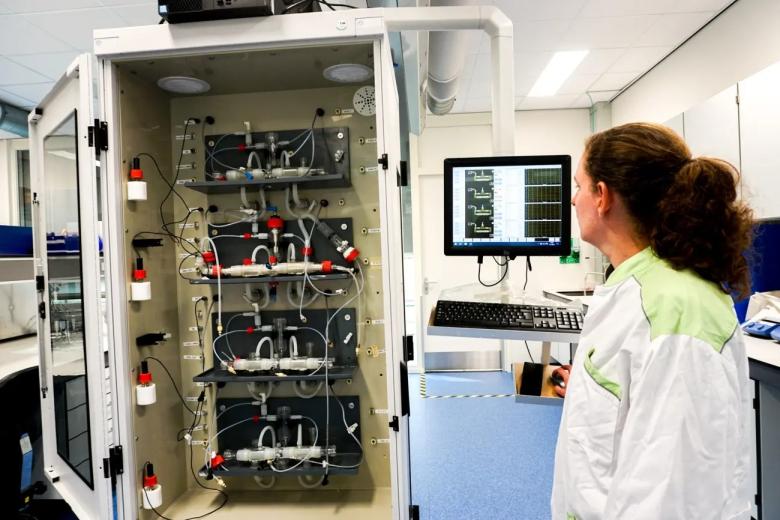 Machine and person at Brightlands Campus Greenport Venlo