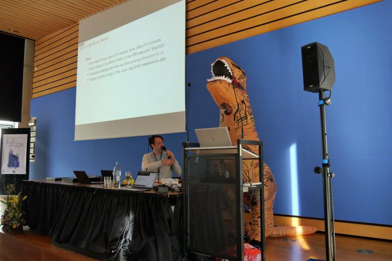 Bart Mennink pressenting in a dino suite
