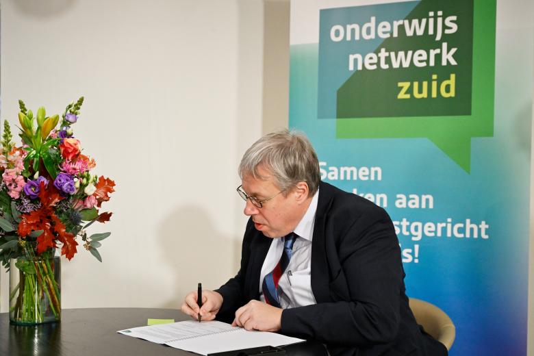 Dean Thomas Cleij signing the agreement