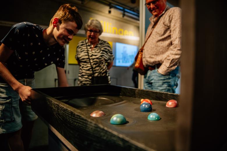 Een middelbare scholier tijdens een bezoek aan Einstein Education Centre.