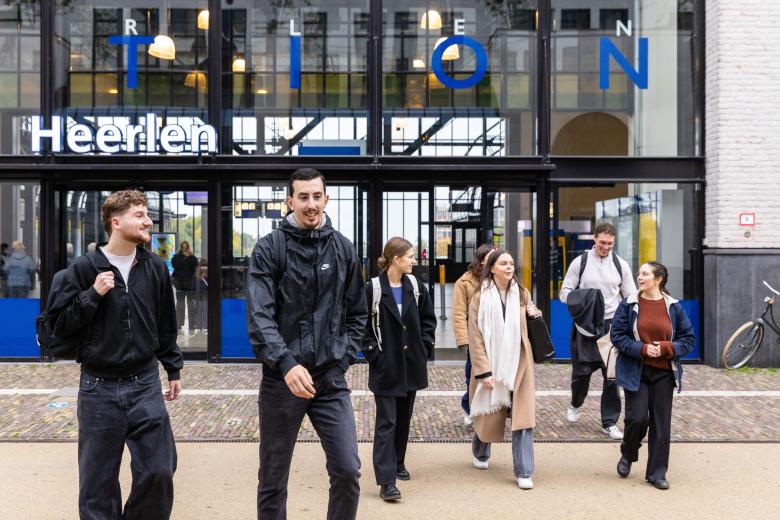 Studenten bij station Heerlen