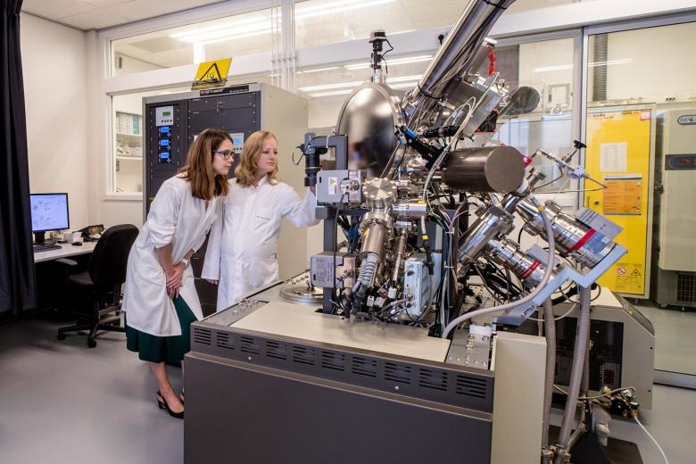 Twee onderzoekers bekijken een opstelling.