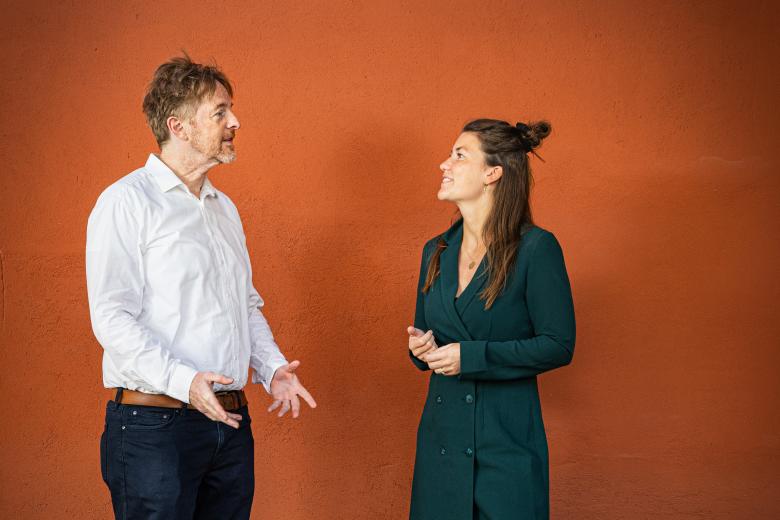 Eva Dijkstra en Alexander Sack in gesprek