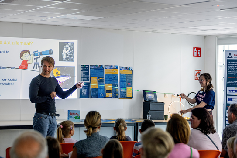 Docent demonstreert een proefje aan kinderen