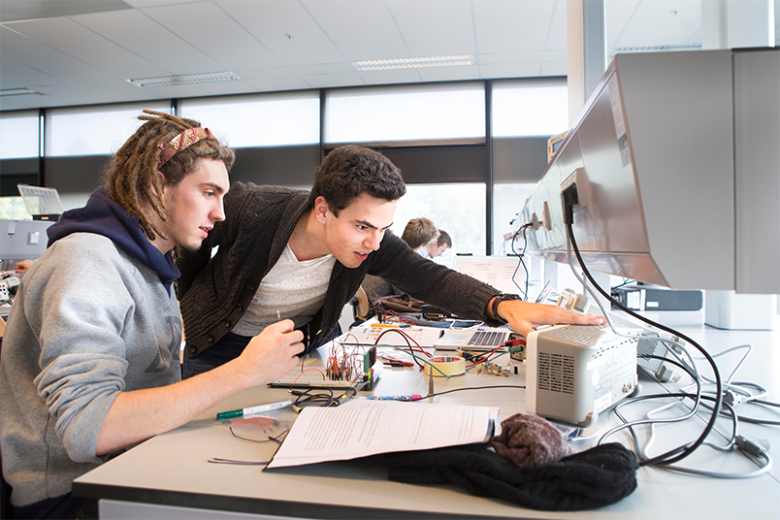 Twee studenten zijn met elektronica bezig