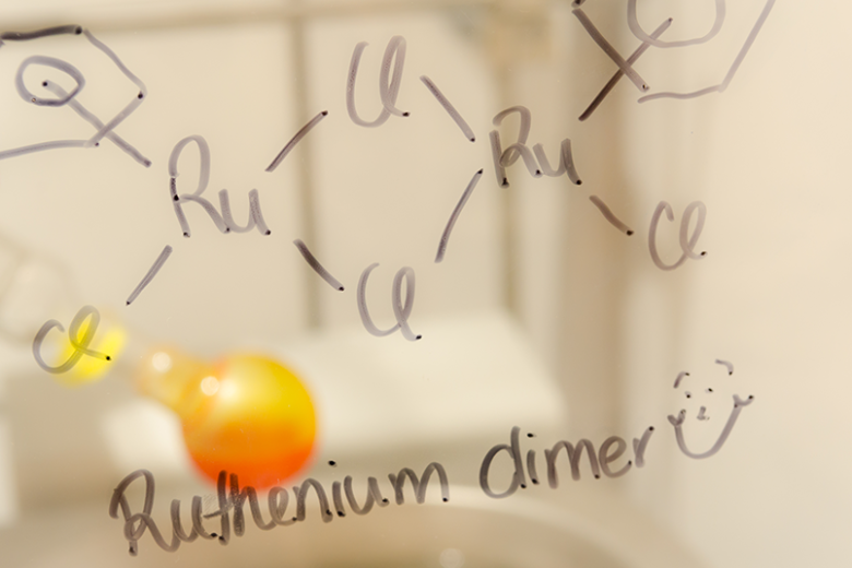 Scheikundige formule op glazen plaat