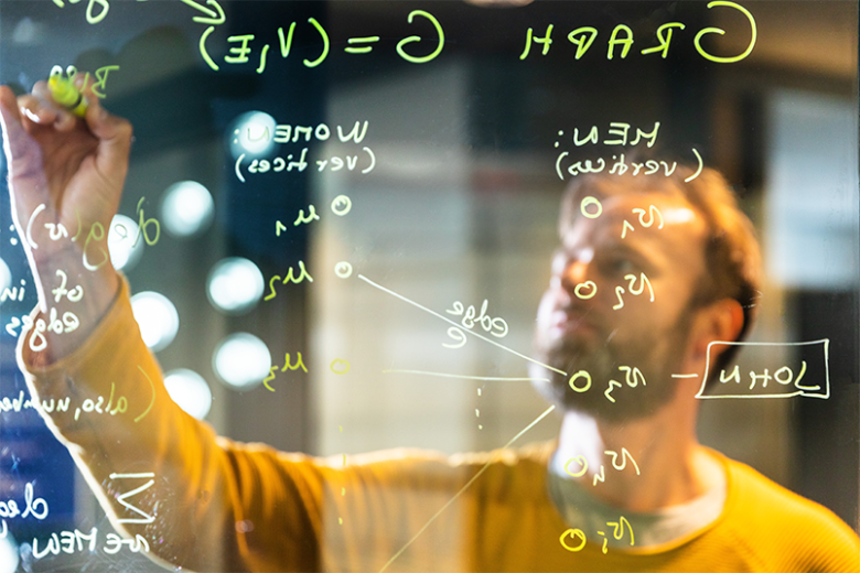 Man schrijft wiskundige formules op glazen paneel