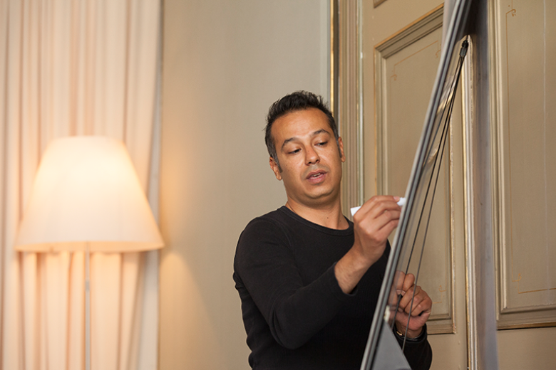 Docent schrijft op een flip-over