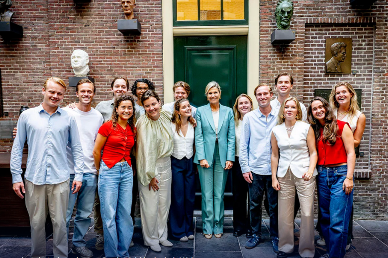Ontmoeting tussen de studentambassadeurs van Door het Geluid en koningin Máxima