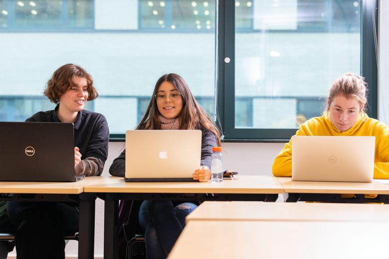Studenten studeren op laptop