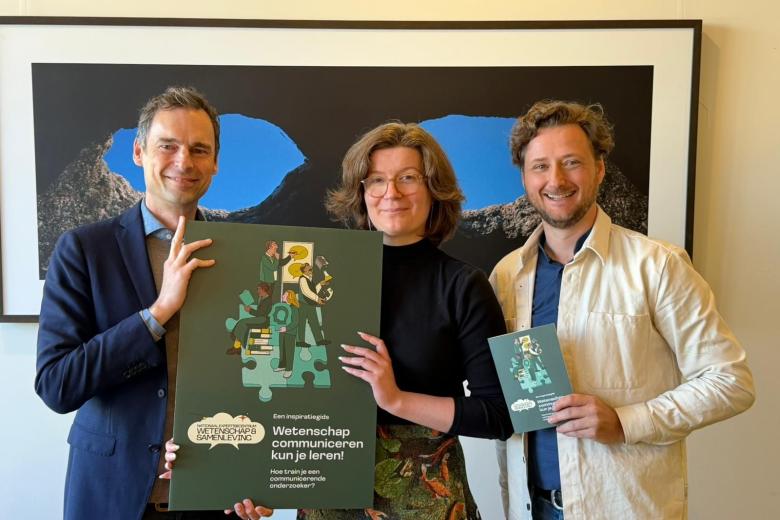 Dieudonnée van de Willige and Sicco de Knecht handing the first book to Jeroen Geurts