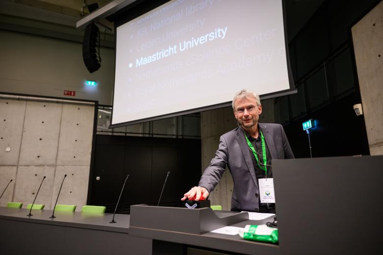 Jan Smits 'signs' Barcelona Declaration