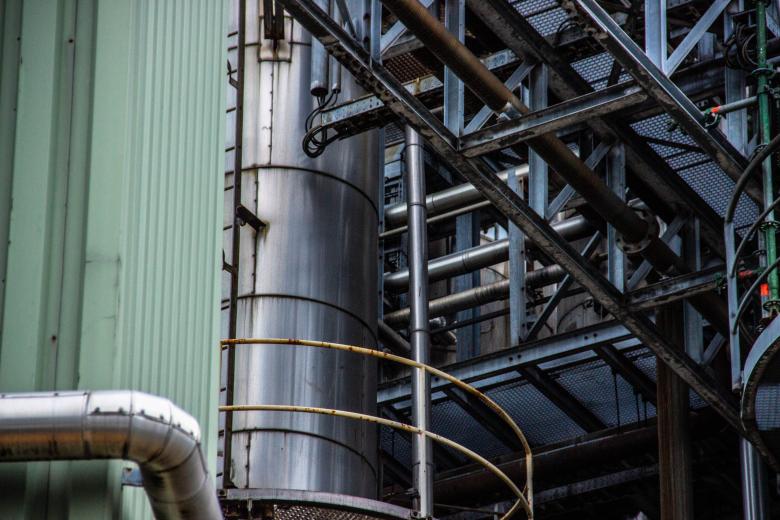 gebouw op een chemieterrein
