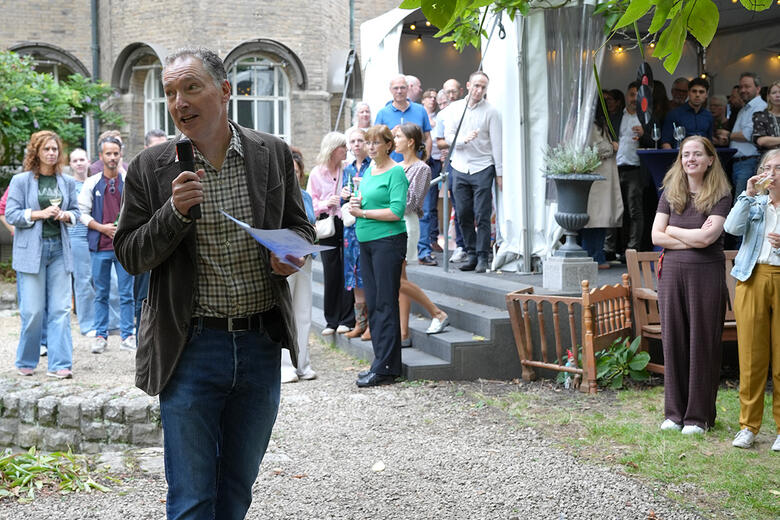 Ronald Janse die de medewerkers toespreekt tijdens de staff barbecue.