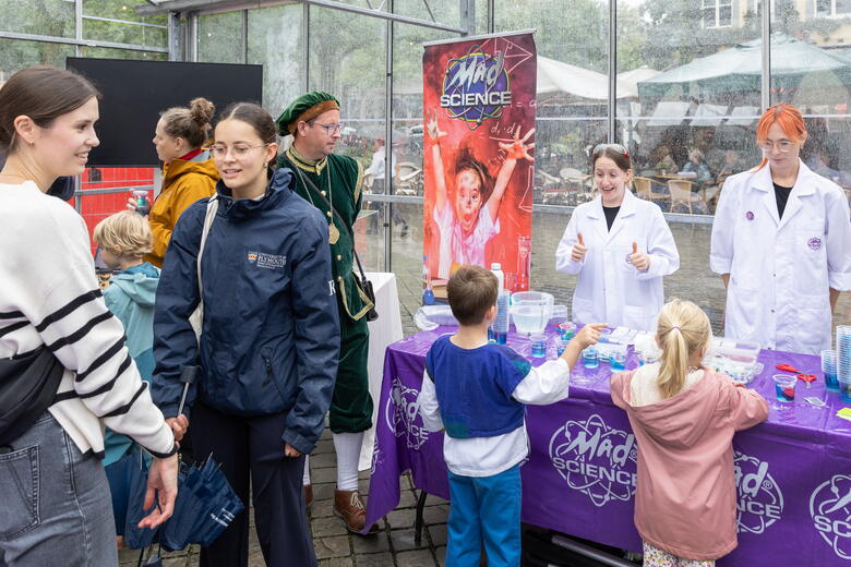 Universiteit Maastricht tijdens de Stadsparade Maastricht