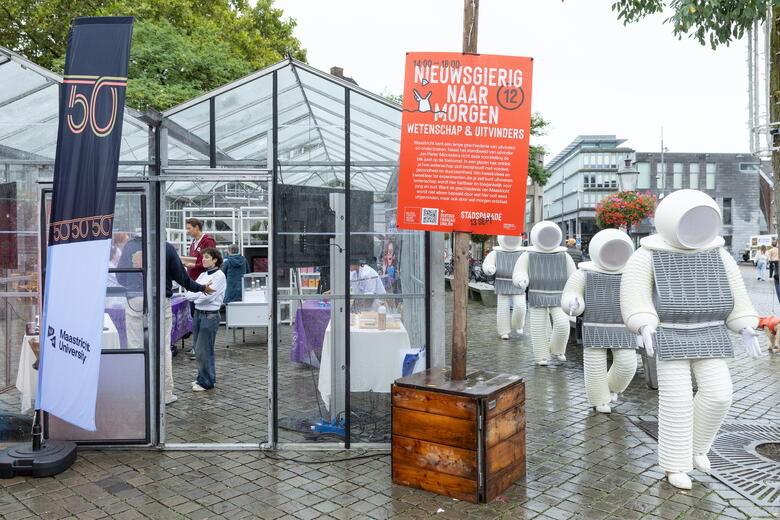 Universiteit Maastricht tijdens de Stadsparade Maastricht