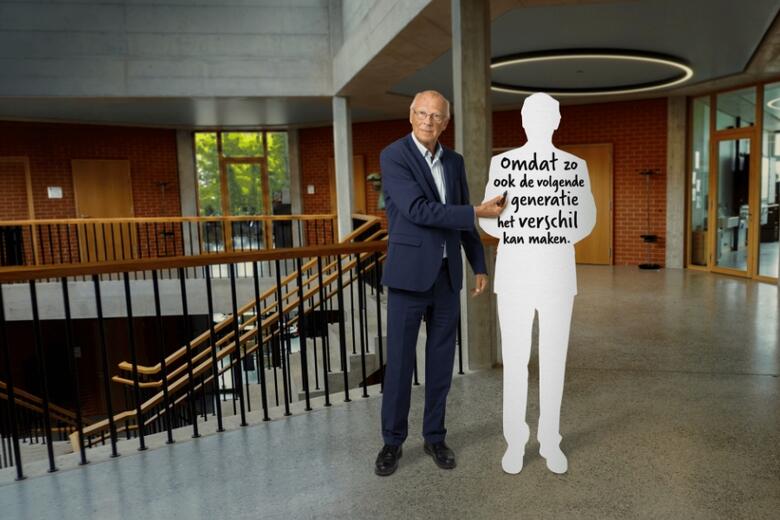 An older man in a suit gestures toward a white silhouette holding a sign with Dutch text: "omdat ook de volgende generatie het verschil kan maken"